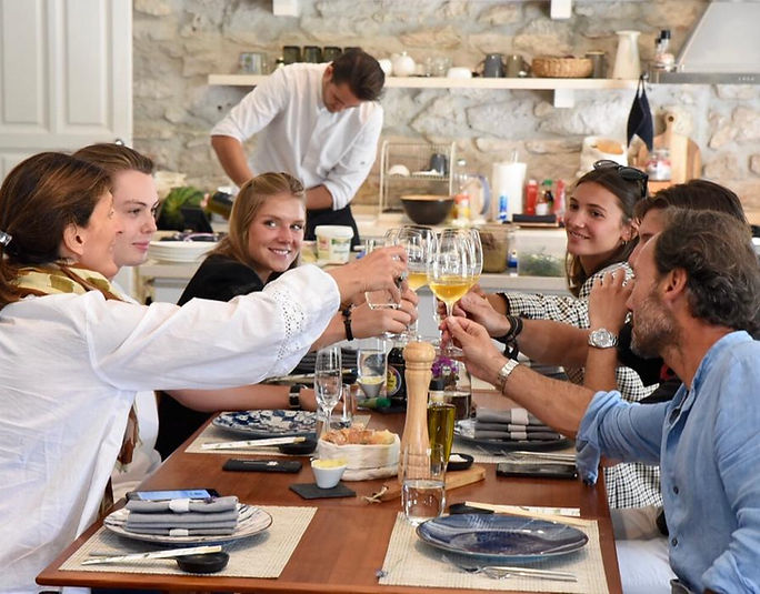 Dîner animé : amis trinquant autour d'une table
