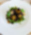 Délicieux plat : viande, épinards et fleurs