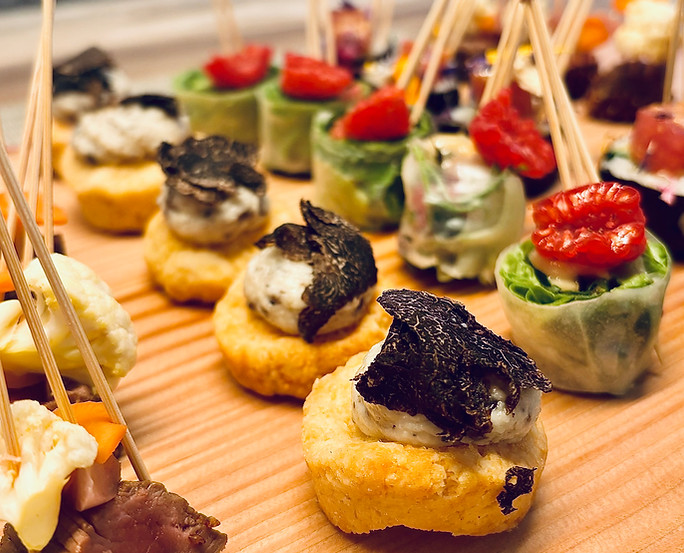 Assortiment de bouchées raffinées sur planche bois
