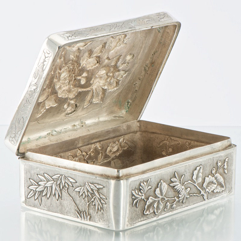 Late 19th Century Chinese or Japanese Antique Solid Silver Snuff Box Pill/Cigarette/Trinket Case with floral decoration 萬成