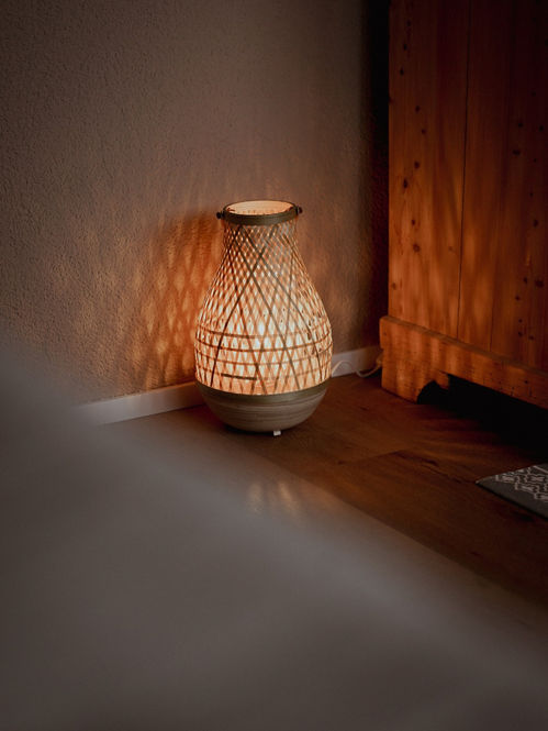 Warmes Stimmungslicht im Praxisraum von Soulissa sorgt für eine ruhige und entspannte Atmosphäre.