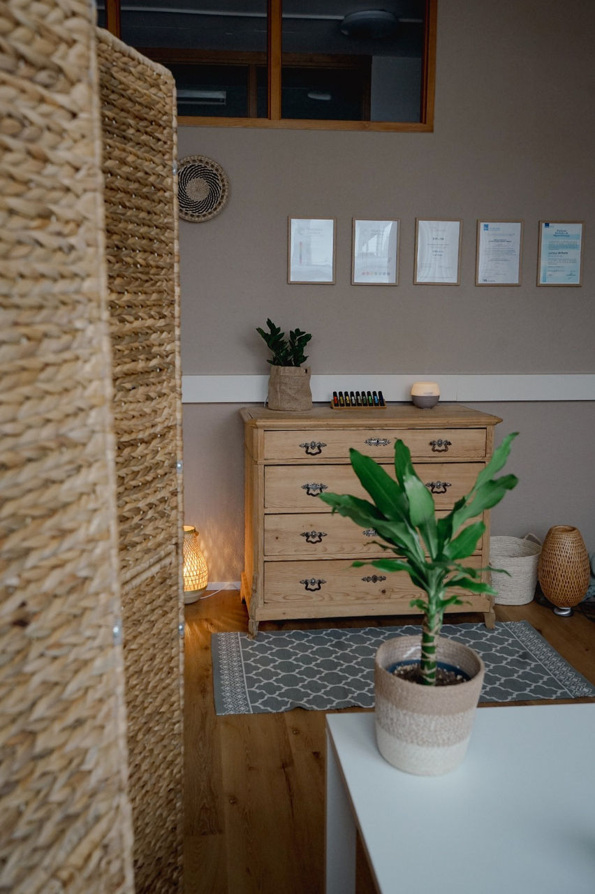 Heller Praxisraum von Soulissa mit Zertifikaten, Pflanzen und ätherischen Ölen in ruhiger Atmosphäre