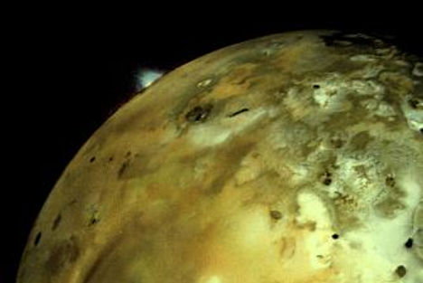 Explosão vulcânica em Io, satélite de Júpiter.