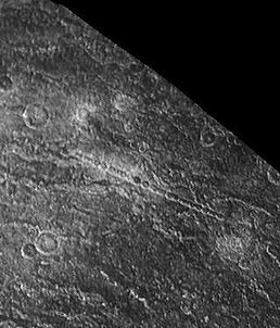 Cadeia de crateras em Calisto, satélite de Júpiter, visto pela sonda Voyager 2.