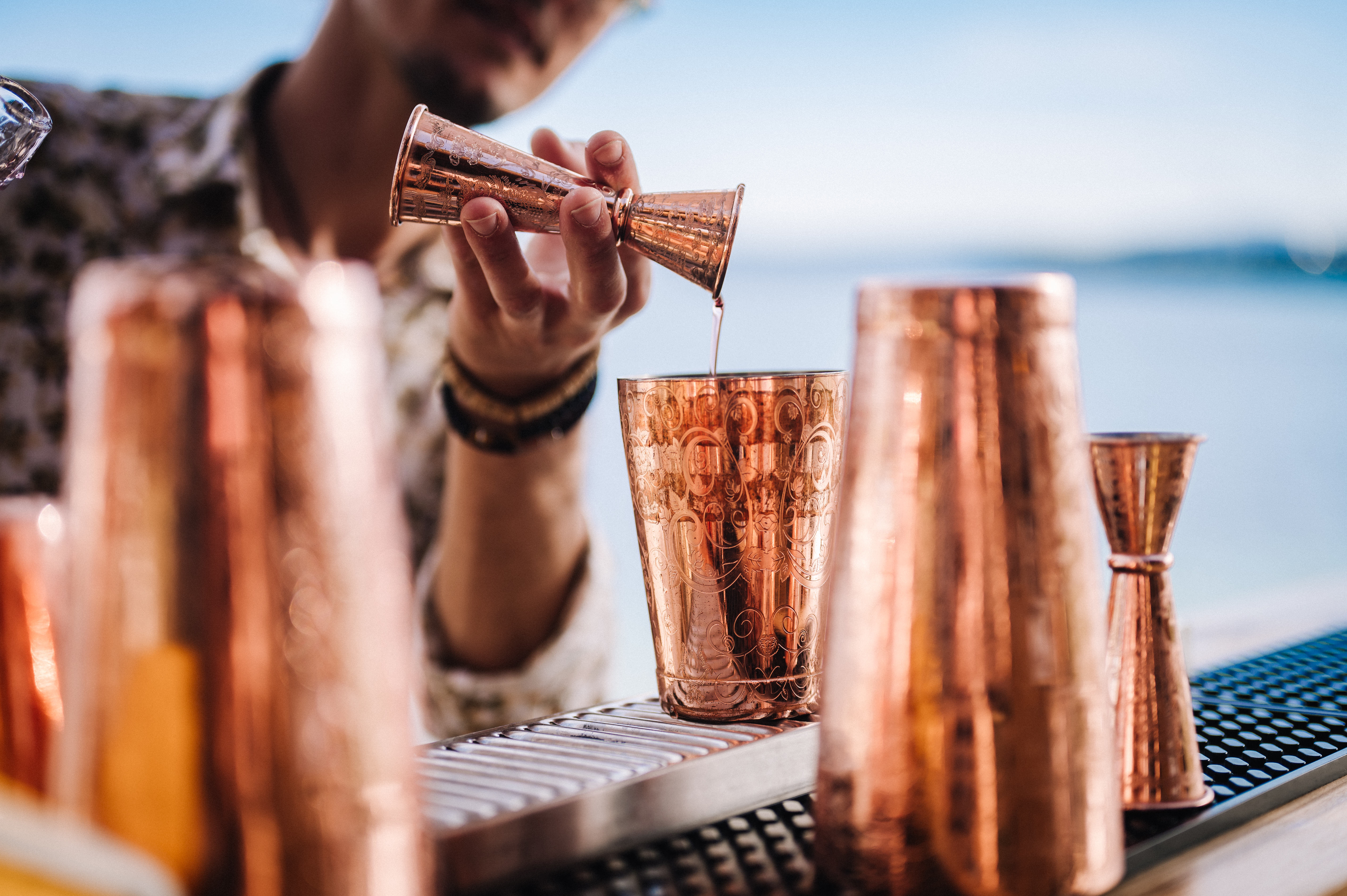 Bartender sert des cocktails sur une plage à Saint-Barthélemy et à Saint-Tropez