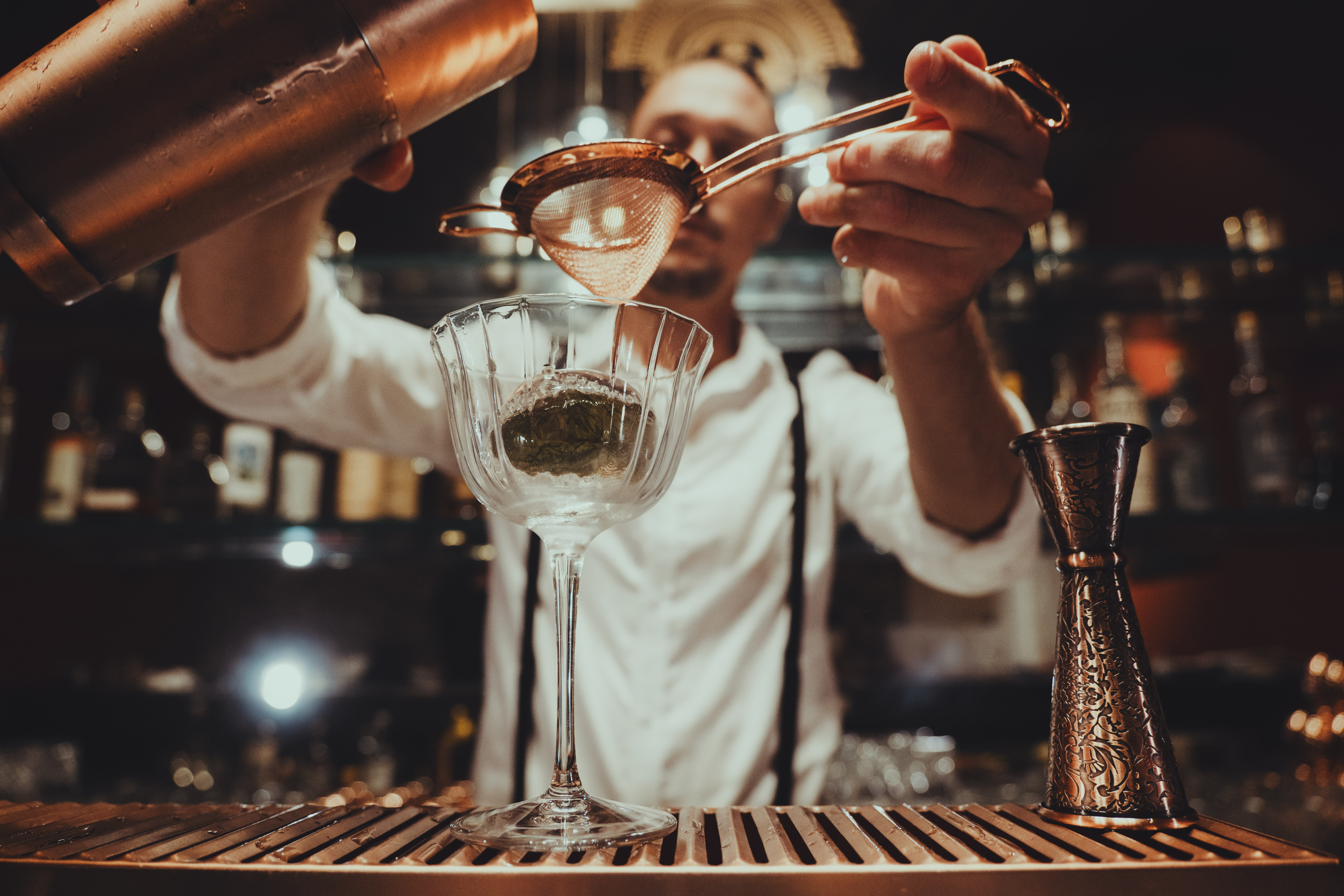 Derrière le bar Marguerite on s'active pour préparer des cocktails audacieux
