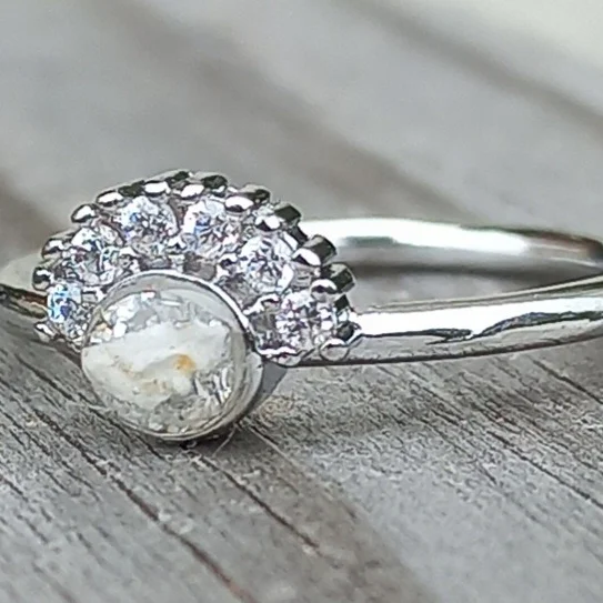 Zierlicher schöner Ring besetzt mit Zirkon. 24KT Gold 24Kt Weiß Gold 24KT Rosé Gold. Die Füllfläche ist 3mm Groß. In den Größen 5,6,7,8,9,10 erhältlich . Du kannst den Ring mit Haaren, Fell oder Asche Stielvoll bestücken lassen. Jeder Ring wird auf seine Art und Weise ein Unikat. Die Optik ist vom Fell Abhängig und dessen Beschaffenheit. Inklusive Versand und Verarbeitung CHF 85.00