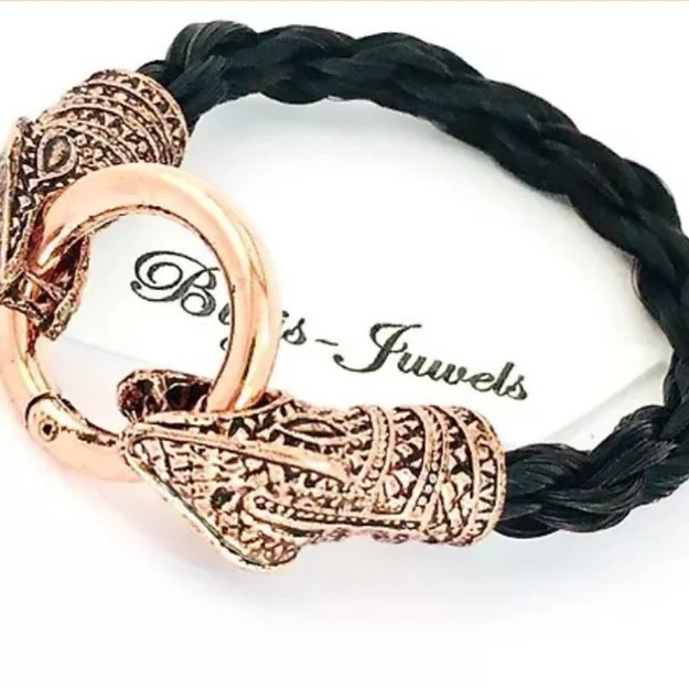 Das Pferdehaar Armband besteht aus einem Pferdehaar Armband. Der Verschluss besteht aus 2 Großen Schlangenköpfen Anhänger aus Edelstahl. 