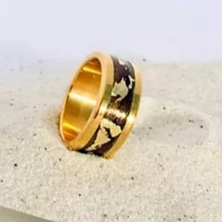 Sehr schöner Edelstahl Ring. Ob für Mann oder Frau ein wunderschöner Blickfang. Dieser Ring in Edelstahl gibt es in der Ring Breite 5mm 7mm 9mm. Der Unterschied zum Rong Goldi ist das die Kannte bei diesem Ring oben gerade ist. Du kannst den Ring mit Haaren Fell oder Asche sogar kleinere Zähne oder Krallen könnten da Stielvoll untergebracht werden. Auch mit Größere Zähne oder Krallen wäre es möglich ich würde diese passend zuschleifen. Jeder Ring wird auf seine Art und Weise ein Unikat. Die Optik ist vom Fell Abhängig und dessen Beschaffenheit. Der Vorteil von Edelstahlschmuck gegenüber Modeschmuck und Echtschmuck ist in wenigen Sätzen erklärt: Schmuck aus Edelstahl ist sehr robust, Rost– und nickelfrei und hautfreundlich. Somit löst er in der Regel keine allergischen Reaktionen aus. Außerdem läuft er so gut wie nie an und färbt nicht ab. Du bekommst die Ringe in Silber, Gold, Blau und Schwarz. Wer möchte kann sich auch noch Zirkonia Steinchen einsetzten lassen, Aufpreis