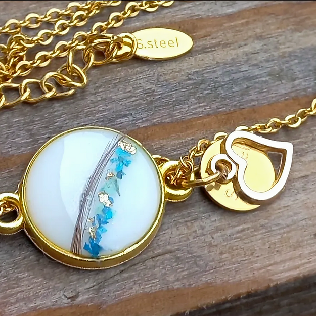 Das Armband ist mit einem 12mm Medaillon bestückt mit Harz und Haaren/Blüten, alle möglichen Blüten Farben vorhanden. . Die Kette ist aus Edelstahl, Ihr könnt das Armkettchen auch in Silber oder Rosé Optik bekommen. Der Vorteil von Edelstahlschmuck gegenüber Modeschmuck und Echtschmuck ist in wenigen Sätzen erklärt: Schmuck aus Edelstahl ist sehr robust, Rost– und nickelfrei und hautfreundlich. Somit löst er in der Regel keine allergischen Reaktionen aus. Außerdem läuft er so gut wie nie an und färbt nicht ab. Der Anhänger wird nach Euren Angaben gestaltet. Inklusive Versand und Verarbeitung CHF 60.00
