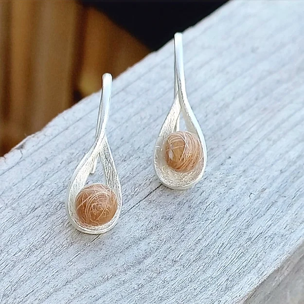 Tierhaarschmuck Ohrringe Chef Wunderschöner Ohrring Silber925 Rosé Vergoldet oder in vergoldet erhältlich. Die Perlen Größe kann ausgewählt werden 6mm-10mm. Passend dazu gäbe es noch die Kette und den Ring. Die Ohrringe werden nach Euren Angaben gestaltet. Auch mit Asche möglich. Inklusive Versand und Verarbeitung CHF 65.00