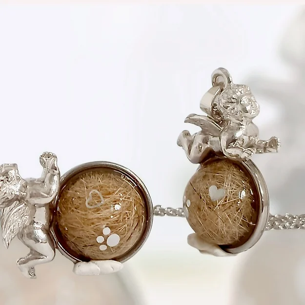 Den Anhänger bekommt Ihr in 30mm 25mm 20mm. Silber, Gold und Rosé Farbe. Dazu gehört noch eine Silber 925 Halskette in der Länge von 42cm oder 45cm. Wenn Du eine Länger haben möchtest, müsstest Du einen Aufpreis bezahlen. Mit diesem schönen Schmuckstück trägst Du Deine Liebsten immer bei Dir, nah am Herzen an einer Halskette. Du kannst Dir auch eine Hintergrundfarbe kostenlos dazu aussuchen wie Du möchtest. Denk bitte daran, es geht nicht mit jedem Haar/Fell gleich gut, je härter das Fell, je schwieriger ist es, das Fell in form zu bringen. So wird aus einem Anhänger ein individuelles Schmuckstück voller schöner Erinnerungen für die Ewigkeit. Wer noch ein Silber925 Gravuren Plättchen dazu haben möchte müsste 30.- Aufpreis bezahlen. Klares Kunstharz umschließt die Haare sicher. Inklusive Versand und Verarbeitung CHF 110.00