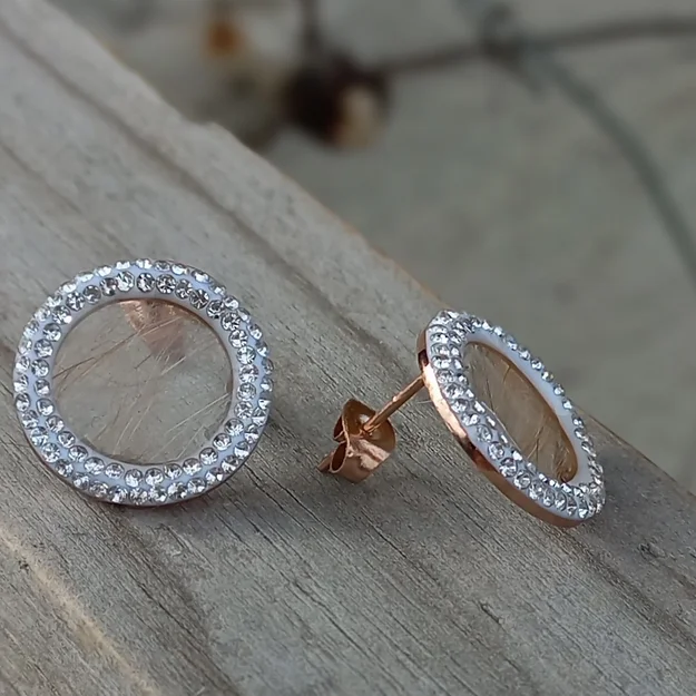 Ohrringe STAINLESS STEEL 18mm mit weissen oder Schwarzen Steinchen in Rosé erhältlich mit den Schwarzen Steinen bekommst Du die Ohrringe auch in Silber. Wer gerne Silber hätte, es gäbe welche in 13mm Grösse, sind nicht genau gleich, aber ähnlich. Die Ohrringe können mit Blüten Haare/Fell und Asche bestückt werden. Inklusive Versand und Verarbeitung CHF 65.00