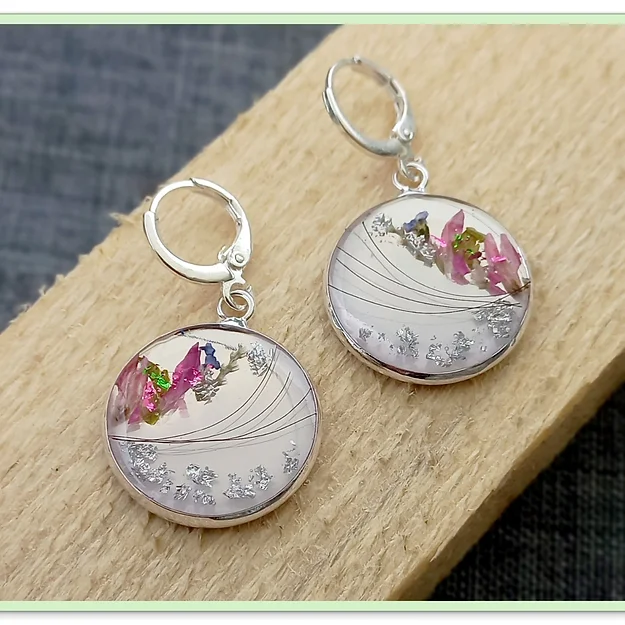 Die Ohrringe sind aus Silber925 auch in 10mm 18K Rose Gold vergoldete Silber 10mm 24K Gelb Gold vergoldete Silber. Das Medaillon wird so bestückt wie Du es möchtest. Die Medaillon Größe der Ohrringe gibt es in 10mm. Oval 14mm Die Ohrringe können mit Blüten, Haaren/Fell und Asche bestückt werden. Auch eine Namen/Pfote Einbetten wäre möglich. Inklusive Versand und Verarbeitung CHF 80.00