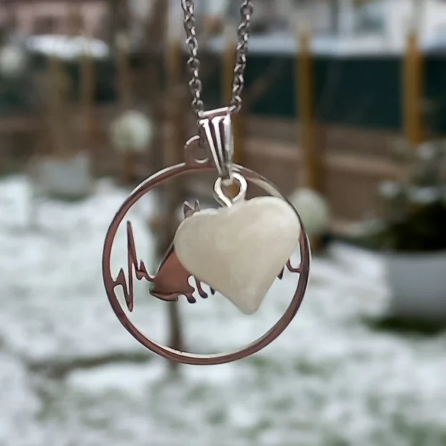 Tierhaarschmuck Halskette Doc Love Der Anhänger ist aus Edelstahl die Kette ist silber925 . Der Harz Anhänger kann ausgesucht werden entweder, ein Herz oder eine Perle. Die Perlen Größe zwischen 8mm-24mm möglich. Im Preis inbegriffen ist die Kette in Länge 42cm oder 45cm, wer eine längere möchte müsste einen Aufpreis bezahlen. Inklusive Versand und Verarbeitung CHF 60.00