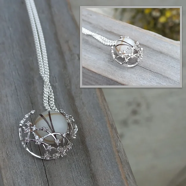 Silber925 Halskette verschiedene Modelle zur Auswahl. Wie die Haarperle aussehen soll entscheidest Du. Der wunderschöne Anhänger hat ein Größe von 25,5x19mm mit der Halterung gemessen. Die Ideale Perlen Größe wäre 10mm,12mm oder 8mm. Du bekommst es in Silber oder Vergoldet. Im Preis enthalten ist eine Kette in der Länge von 42cm oder 45cm wer eine Länger möchte müsste einen Aufpreis bezahlen. Inklusive Versand und Verarbeitung CHF 85.00