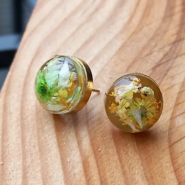 Tierhaarschmuck Ohrringe Frank Edelstahl Ohrringe 8mm-16 mm kann ich Dir gestalten wie Du es gerne möchtest. Ihr bekommt die Ohrringe in Gold Rosé, Schwarz oder Silber Optik haben. Die Ohrringe können mit Blüten Haare/Fell und Asche bestückt werden. Inklusive Versand und Verarbeitung CHF 50.00