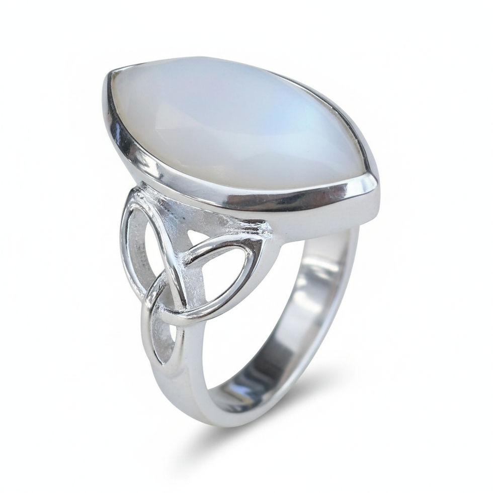 Hier ein paar Vorschläge für Alt-Texte (je nach Bildperspektive wählst du den passenden):  „Muttermilchschmuck Fingerring Rog