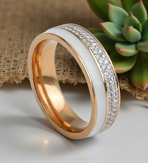 schöne Rosé Fingerring Stehend mit Zirkonias und einer weissen füllung aus Muttermilch | Muttermilch Schmuck Schweiz