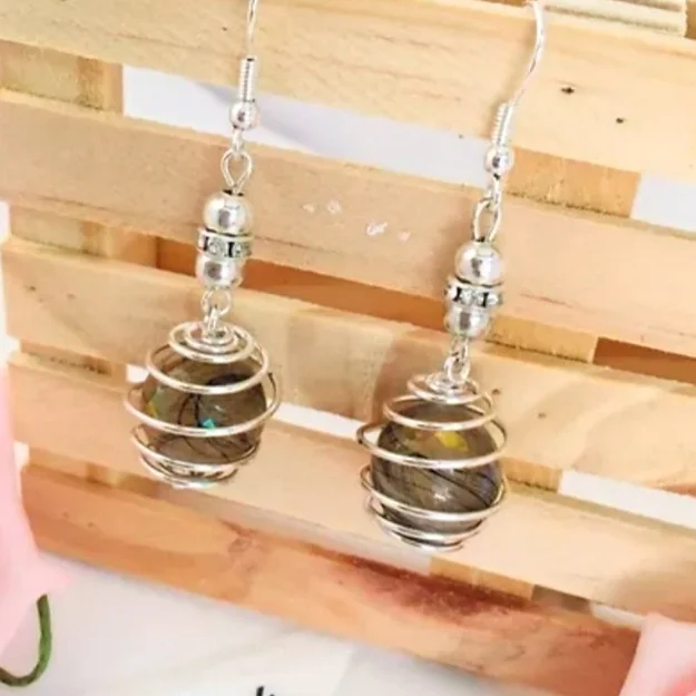Die Edelstahl Ohrringe sehen doch richtig toll aus . Im Preis Inklusive ist das bestücken mit den Haaren. Die Größe der Ohrringe gibt ist 14mm . Die Ohrringe können mit Blüten/Haaren und Asche bestückt werden. Das Einbetten einen Namens oder eines Buchstaben wäre auch kostenlos möglich. Inklusive Versand und Verarbeitung CHF 50.00
