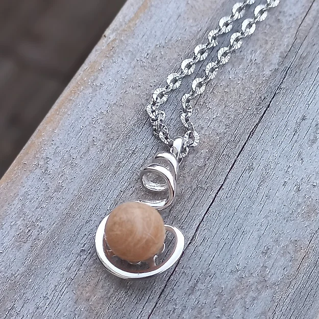 Schöne Silber925 Kette und Anhänger. Ein sehr schöner Anhänger, ob Ihr wie hier eine Perle wählt die komplett mit Fell bestückt ist oder ob Ihr lieber eine Perle hättet mit klaren Harz und eventuell noch Blüten mit drin, das entscheidet Ihr selber. Die Perlen Größe kann ausgewählt werden 6mm-12mm. Die Halskette hat eine Länge von 42cm oder 45 cm. Inklusive Versand und Verarbeitung CHF 65.00