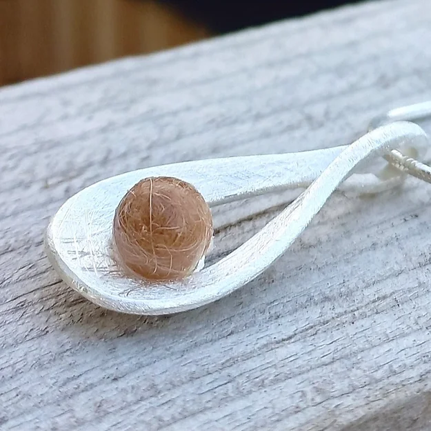 Tierhaarschmuck Halskette Luis Dies ist eine sehr schöne und edle Halskette aus Silber 925 mit einem Tropf auf dem eine Haar/Fellperle ist. Die Perlen Grösse wäre wählbar 6mm, 8mm 10mm oder 12mm. Die Halskette hat eine Länge von 45 cm. Das Schmuckstück bekommt Ihr In Silber925 Vergoldet und Rosévergoldet. Inklusive Versand und Verarbeitung CHF 85.00