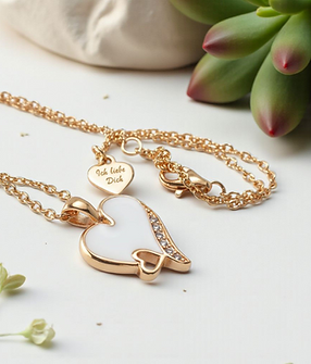 Halskette in rosa mit einem Herz die füllung ist aus Muttermilch und es hat ein Gravuren Herzchen | Muttermilchschmuck Schweiz