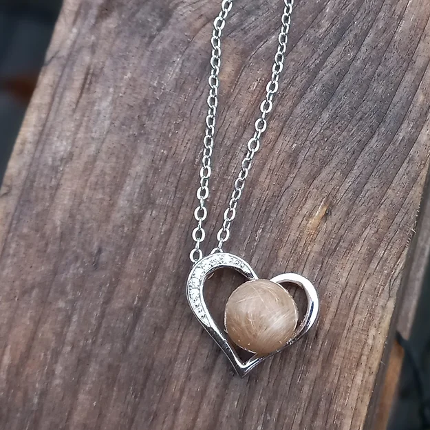 Tierhaarschmuck Halskette Sina Wunderschöner Zierlicher Herz Anhänger. Der Anhänger ist aus Silber925 und es gibt nicht mehr viele, einfach Anfragen. Zum Anhänger könnt Ihr eine 6mm oder 8mm Perle haben ,auf dem Foto ist eine 8mm. Die Kette ist Silber925 die Ihr in 42cm länge oder 45cm Länge haben könnt. Inklusive Versand und Verarbeitung CHF 70.00