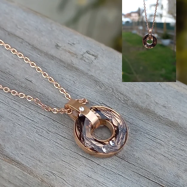 Ein Harmonischer Anhänger der aus STAINLESS STEEL ist. Die Kette dazu ist aus Edelstahl oder Silber925. Der Anhänger misst mit der Halterung 16mm. Wer möchte könnt auch noch die passenden Ohrringe dazu bekommen. Ihr bekommt das Schmuckstück nur in Rosé. Die Kette dazu kann ausgesucht werden. Im Preis enthalten ist eine Kette in der Länge von 42cm oder 45cm wer eine Länger möchte müsste einen Aufpreis bezahlen. Inklusive Versand und Verarbeitung CHF 85.00