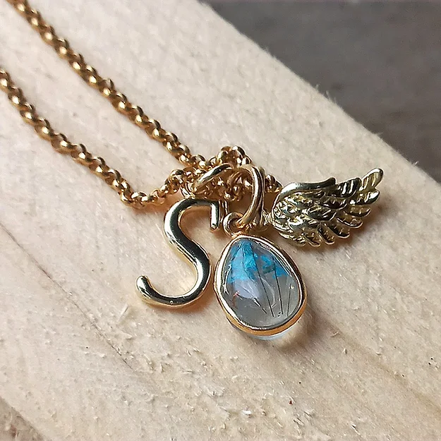 Tierhaarschmuck Halskette Filou Halskette und Anhänger Silber925. Der Durchmesser vom Harz Haar Anhänger ist 10mmx8mm. Die Kette kann ausgesucht werden, die Ketten Länge ist 42cm oder 45cm. Zur Kette mit dem Harz Haar Anhänger gehören 2 Silber925 Anhänger die ausgesucht werden können, oder gib mir einen Wunsch Symbol an Du wird dann Vorschläge bekommen. Das Schmuckstück bekommt Ihr in Silber vergoldet oder Rosé vergoldet. Inklusive Versand und Verarbeitung CHF 105.00