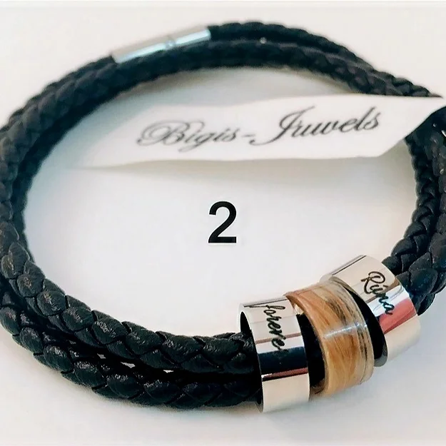 Das Kunstlederarmband das sich auch für Männer gut eignet, ist mit zwei individualisierbaren Gravuren das perfekte Accessoire . Wer möchte kann das Armband auch wie eine Halskette benutzen. Stabil und mit kräftigem Aussehen macht sich dieses Armband unvergesslich. Hier kannst Du beide Plättchen Gravieren kostenlos Gravieren lassen. Auch als Geschenkidee ist das Armband perfekt geeignet. überrasche Deine Liebsten, mit einem personalisierten & bedeutungsvollem Geschenk. Du kannst zwei Gravuren mit bis zu 9 Buchstaben für die Ringe eingeben und eine Schriftart auswählen. Ein sehr schönes Armband mit individualisierbaren Gravuren. Du kannst selber entscheiden was für eine Harz Haar Perlenform Du an diesem schöne Armband möchtest. Das einarbeiten von einem Zahn oder einer Kralle würde einen Aufpreis kosten, dies könntest Du am Schluss von dieser Seite bestellen. Inklusive Versand und Verarbeitung CHF 95.00