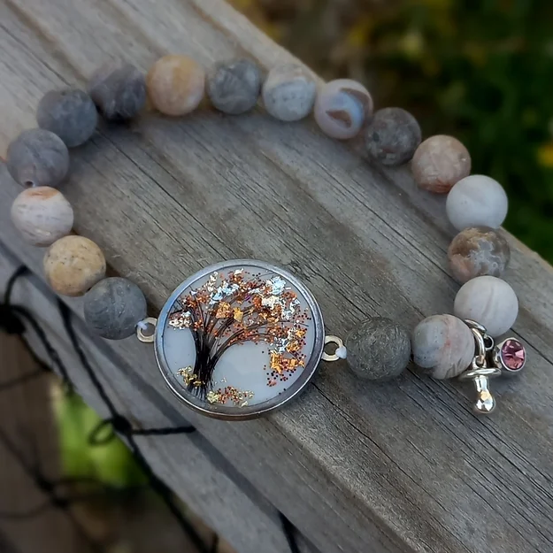 Pferdehaarschmuck Pony Pferdehaar-Armband mit Shamballa Technik ist eine abgewandelte Form der Makramee Armbänder. Zusätzlich werden bei den Shamballa Armbändern aber noch Perlen mit eingeflochten. In diesem Beispiel wurden 10mm große Aventurin Perlen verwendet. Die Steine können ausgesucht werden. Eine verspielte, lässige Eleganz verspricht dir dieses wunderschöne Armband mit Haaren von deinem Pferd . Eine wertvolle Erinnerung an einen treuen Freund und eine wundervolle Geschenkidee für Pferdefreunde zu Weihnachten oder Geburtstag. Inklusive Versand und Verarbeitung CHF 75.00