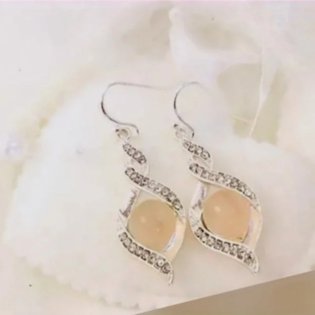 Tierhaarschmuck Ohrringe Sina Die Ohrringe sind mit einer Haar-Perle bestückt. Die Ohrringe können auch mit Blüten und Haaren bestückt werden. Die Perle auf dem Bild ist 8mm maximal 10mm möglich. Der Anhänger hat eine Größe 10x25mm. Material: Edelstahl Inklusive Versand und Verarbeitung CHF 45.00