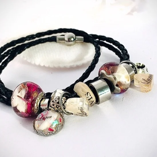 Ich wollte ja mit Luna's🐕 Zahn 🦷ein Erinnerungsschmuck für mich Selbst machen. Ich habe mich, für ein Armband entschieden. Ich hoffe natürlich die weiter ausfallenden Zähnchen🦷 aufzufinden, um auch diese an das Armband hängen zu können. Es wäre schön wenn sich das Armband sich Stück für Stück füllen🤩würde. Wer ebenfalls so ein Armband immer weiter bestückt haben möchte kann das gerne machen . Das Armband ist aus Kunstleder. Ihr könnt bis zu 3 Perlen daran haben und ein kleines Medaillon ein Herzchen und ein Anhänger. Die Ösen sind aus STAINLESS STEEL wer möchte könnte die Ösen auch in Silber925 gegen einen Aufpreis pro Perle von CHF8.-bekommen, diese könntest Du am ende dieser Seite betsellen. Wer das Armband mit dem Fell seines Pferdes haben möchte kann das natürlich gerne gegen einen Aufpreis von CHF 20.00 haben, teile mit das bitte bei Nachrichten. Das einarbeiten eines Zahnes oder eine Kralle Blüten Farbe u.s.w Kostenlos ,auch den Namen Einbetten ist dabei. Inklusive