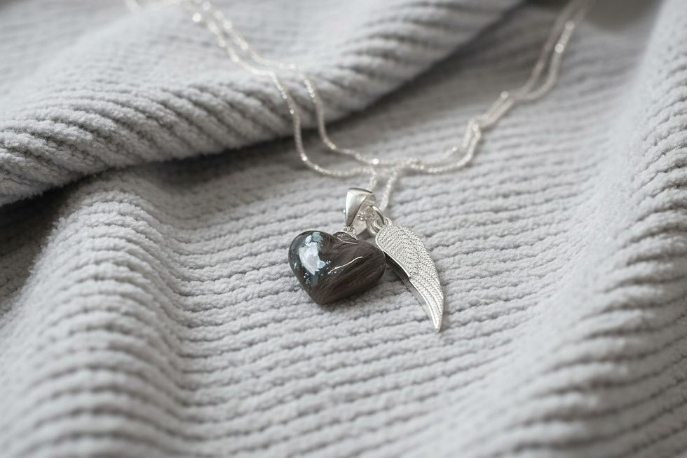 Tierhaarschmuck Sabrina Herz 14x13mm mit Engelsflügel & Gravur