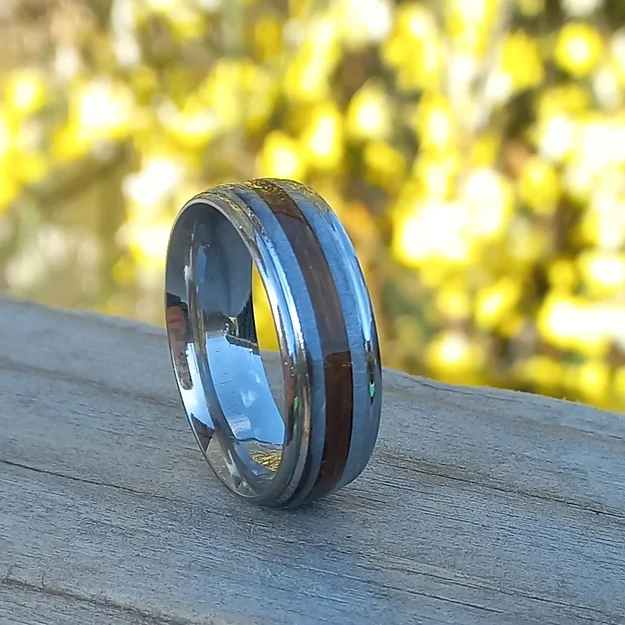 Sehr schöner Fingerring aus STAINLESS STEEL erhältlich in den Grösse 5-13 also es hat auch Grössen für Männer. Der Vorteil von Edelstahlschmuck gegenüber Modeschmuck und Echtschmuck ist in wenigen Sätzen erklärt: Schmuck aus Edelstahl ist sehr robust, Rost– und Nickelfrei und hautfreundlich. Somit löst er in der Regel keine allergischen Reaktionen aus, außerdem läuft er so gut wie nie an und färbt nicht ab. Die gesamt breite des Ringers ist 8mm. Liebevoll handgefertigtes und individuelles Schmuckstück mit den Haaren Deines Lieblings. Ein ganz bezauberndes Schmuckstück das ich nach Deinen Wünschen und Vorstellungen mit Dir gemeinsam gestalten. Wie bei all meinen Schmuckstücken können wir auch Baby oder Kinderhaare, die Haare der geliebten Großmutter, Nabelschnur, Plazenta, Graberde, Glitter, Blüten und Blumen des Brautstrauß und vieles mehr zu Deinem einzigartigen und ganz individuellem Schmuckstück verarbeiten. Gerne verarbeite ich auch die Asche deines Lieblings zu einem wundervollen