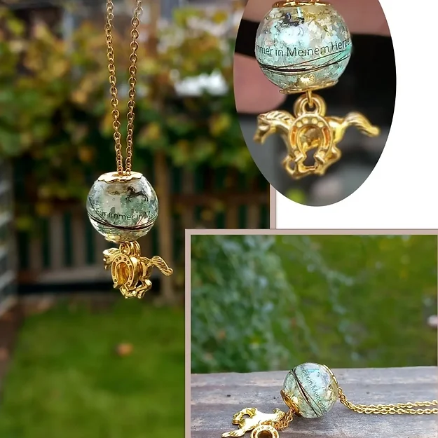 Diese Wunderschöne Kette in Edelstahl oder auch in Silber925 Vergoldet Rosé vergoldet oder Silber, könnt Ihr mit Eure Wunsch Anhänger darunter bekommen (gebt mir einfach Eure Wünsche durch) Den Lebensbaum Anhänger bekommt Ihr in 30mm 25mm 20mm Silber925 Vergoldet und Rosévergoldet. Dazu gehört noch eine Silber 925 Halskette in der Länge von 42cm oder 45cm, wenn Du eine Länger haben möchtest, müsstest Du einen Aufpreis bezahlen. Die Ösen sind aus STAINLESS STEEL wer möchte könnte die Ösen auch in Silber925, Vergoldet oder Rosé Vergoldet gegen einen Aufpreis von Stk. CHF 8.-bekommen, könnt Ihr am ende dieser Seite Bestellen. Mit diesem schönen Schmuckstück trägst du deine Liebsten immer bei dir. Nah am Herzen an einer Halskette. So wird aus einem Anhänger ein individuelles Schmuckstück voller schöner Erinnerungen für die Ewigkeit. Klares Kunstharz umschließt die Haare sicher. Du darfst da Kreativ sein. Teile mit Deine Wünsche mit. Inklusive Versand und Verarbeitung CHF 75.00