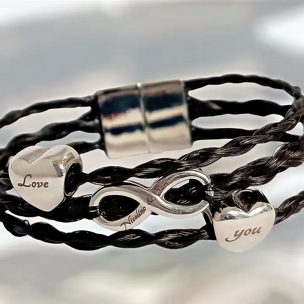 Pferdehaarschmuck Pony Pferdehaar-Armband mit Shamballa Technik ist eine abgewandelte Form der Makramee Armbänder. Zusätzlich werden bei den Shamballa Armbändern aber noch Perlen mit eingeflochten. In diesem Beispiel wurden 10mm große Aventurin Perlen verwendet. Die Steine können ausgesucht werden. Eine verspielte, lässige Eleganz verspricht dir dieses wunderschöne Armband mit Haaren von deinem Pferd . Eine wertvolle Erinnerung an einen treuen Freund und eine wundervolle Geschenkidee für Pferdefreunde zu Weihnachten oder Geburtstag. Inklusive Versand und Verarbeitung CHF 125.00