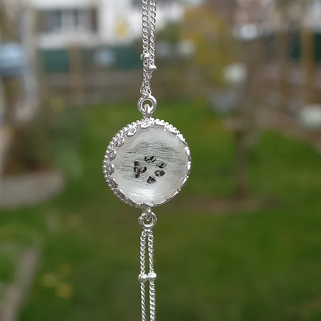 Das Silber925 Armkettchen gibt es in Rosé Vergoldet und Vergoldet. Wer möchte könnte den Pfoten Abdruck seines Lieblings einbetten lassen oder auch einen Zahn eine auch eine Kralle. Namen und Pfoten Abdruck kostenlos. Wie der Anhänger gestaltet werden soll entscheidet Ihr. Einfach eine kleine Skizze mit beilegen. Das Einarbeiten von einem Zahn oder einer Kralle würde einen Aufpreis kosten. Inklusive Versand und Verarbeitung CHF 85.00