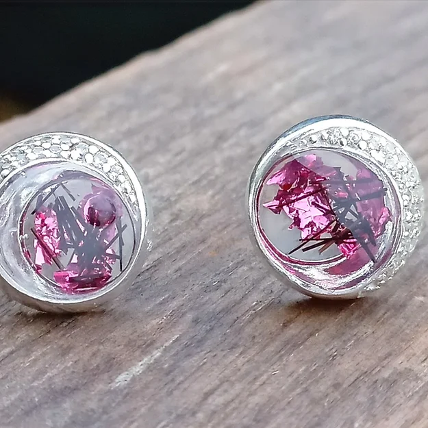 Tierhaarschmuck Ohrringe Mischu Wunderschöner Ohrring mit Zirkonias Silber925 Rosé Vergoldet oder in vergoldet erhältlich. Er hat eine Breite von 12 mm. Die Ohrringe werden nach Euren Angaben gestaltet. Auch mit Asche möglich. Inklusive Versand und Verarbeitung CHF 60.00