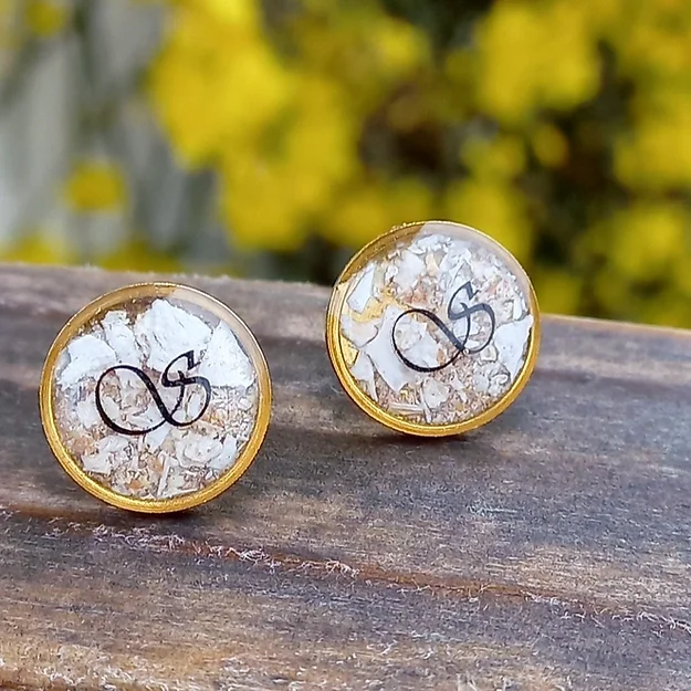 Tierhaarschmuck Ohrringe Frank Edelstahl Ohrringe 8mm-16 mm kann ich Dir gestalten wie Du es gerne möchtest. Ihr bekommt die Ohrringe in Gold Rosé, Schwarz oder Silber Optik haben. Die Ohrringe können mit Blüten Haare/Fell und Asche bestückt werden. Inklusive Versand und Verarbeitung CHF 50.00