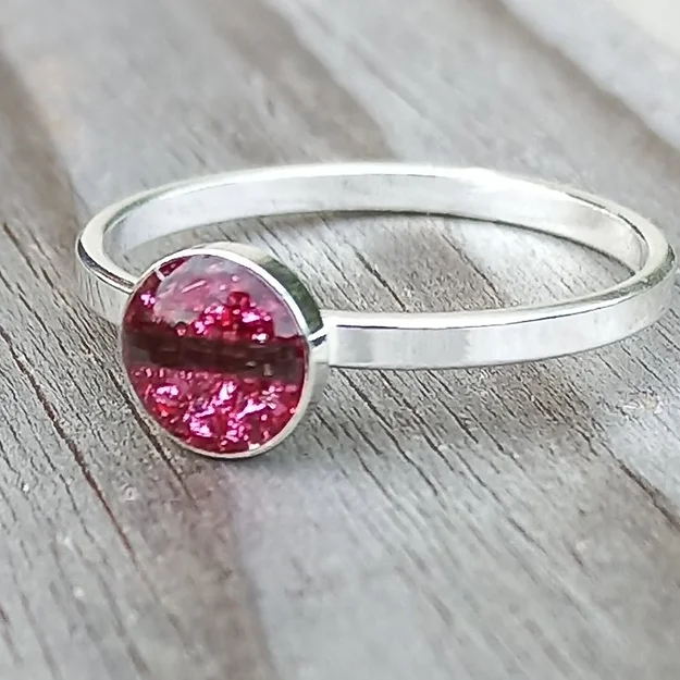 Silber925 Fingerring mit einem füllbaren Einsatz von 4mm. Den Ring gibt es nur in Silber925 vergoldet und rosé vergoldet. Die Gestaltung des Ringes ist euch überlassen, teil mir einfach Eure Wünsche mit. Du kannst den Ring mit Haaren, Fell oder Asche Stielvoll bestücken lassen. Jeder Ring wird auf seine Art und Weise ein Unikat. Die Optik ist vom Fell Abhängig und dessen Beschaffenheit. Inklusive Versand und Verarbeitung CHF 70.00