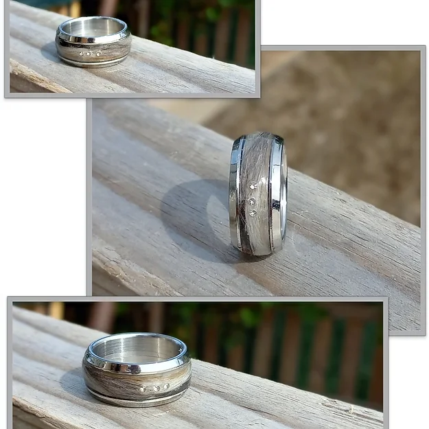 Tierhaarschmuck Fingerring Goldi Sehr schöner Edelstahl Ring. Ob für Mann oder Frau ein wunderschöner Blickfang. Die gesamt breite ist 8mm, füllkerbe ca.4mm. Du kannst der Ring mit Haaren Fell oder Asche sogar kleinere Zähne oder Krallen könnten da Stielvoll untergebracht werden. Auch mit Größere Zähne oder Krallen wäre es möglich ich würde diese passend zuschleifen. Jeder Ring wird auf seine Art und Weise ein Unikat. Die Optik ist vom Fell Abhängig und dessen Beschaffenheit. Der Vorteil von Edelstahlschmuck gegenüber Modeschmuck und Echtschmuck ist in wenigen Sätzen erklärt: Schmuck aus Edelstahl ist sehr robust, Rost– und nickelfrei und hautfreundlich. Somit löst er in der Regel keine allergischen Reaktionen aus. Außerdem läuft er so gut wie nie an und färbt nicht ab. Du bekommst die Ringe in Silber, Gold, Blau und Schwarz. Wer möchte kann sich auch noch Zirkonia Steinchen einsetzten lassen, Aufpreis. Das Einarbeiten von einem Zahn oder einer Kralle würde einen Aufpreis