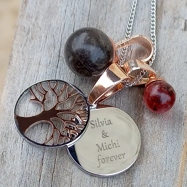 Tierhaarschmuck Halskette Balou Initialen oder ein besonderes Datum auf das Edelstahl-Plättchen mit 1,8 cm Durchmesser. Kette und Anhänger bestehen aus beständigem Edelstahl. Der kleine runde Anhänger bietet zum Beispiel genug Platz für Namen und Datum oder ein Symbol. Hochwertiges und zeitloses Design: Kombinierbar mit anderen Schmuckstücken , ein besonderer Hingucker. Die Kette bekommt Ihr in der Länge 40cm,42cm,45cm,50cm oder 60cm. Der Vorteil von Edelstahlschmuck gegenüber Modeschmuck und Echtschmuck ist in wenigen Sätzen erklärt: Schmuck aus Edelstahl ist sehr robust, rost– und Nickelfrei und Hautfreundlich. Somit löst er in der Regel keine allergischen Reaktionen aus, außerdem läuft er so gut wie nie an und färbt nicht ab. Daher eignet sich die Kette auch als täglicher Begleiter im Leben. Wer Lieber eine Silber925 Kette dazu haben möchte kann dies gerne haben. Die Grösse der Perle bestimmt Ihr 8mm-14mm möglich, wer möchte kann auch ein Herz haben. Inklusive Versand und