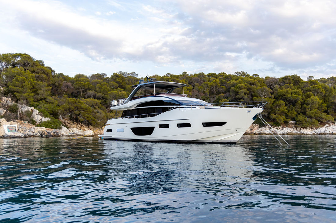Vista, 86 ft motor yacht, photo 2 of 6