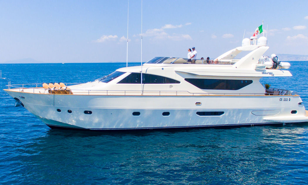 Riviera, 79 ft motor yacht, photo 3 of 5