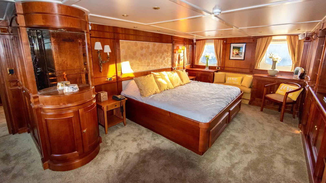 Chantal, 127 ft motor yacht, photo 3 of 4