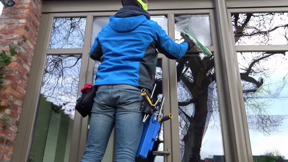 5 Reasons Why Need a Professional Window Cleaning Service to Remove