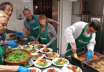 Vitanos vrijwilligers aan het werk in de Schuytgraaf