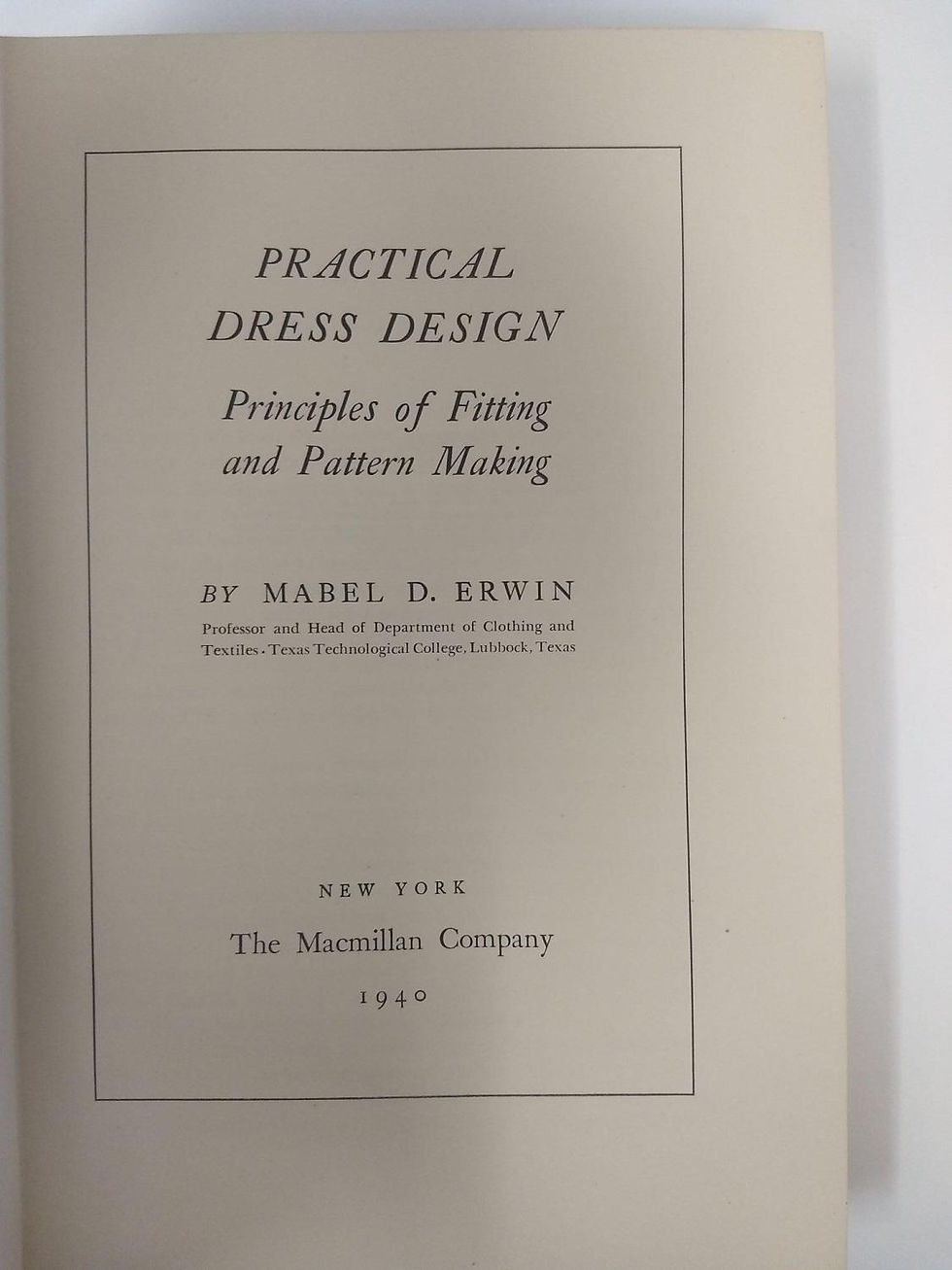 थंबनेल: Practical Dress Design: Principles of Fitting and Pattern Making